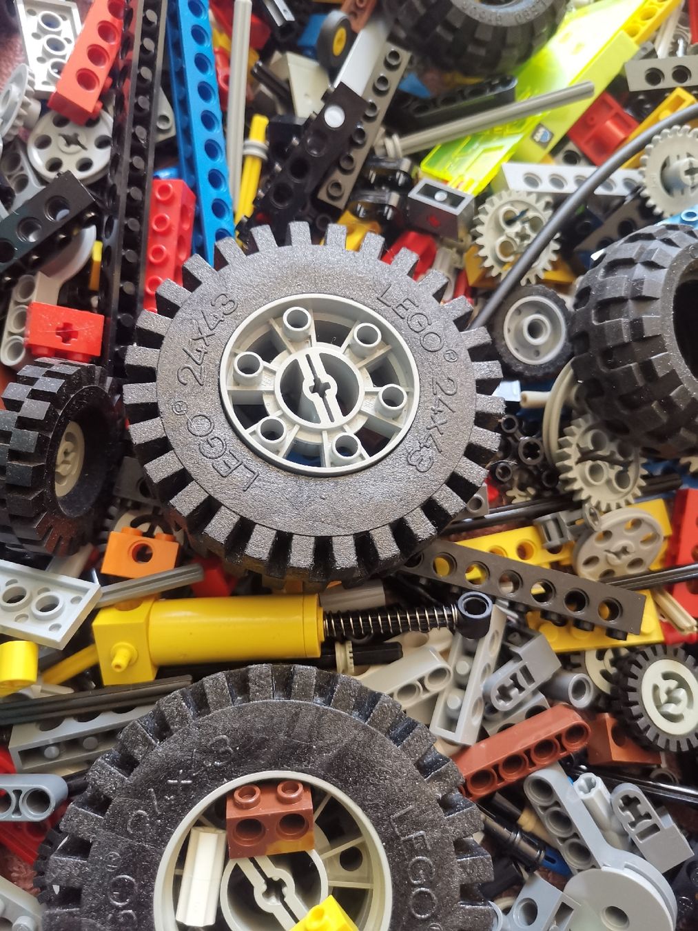 Lego Jouets: Lego Technik Teile knapp 2 Kilo – D'occasion à Effretikon par Superkarin7 1