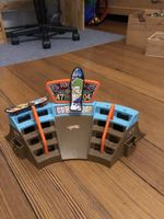 Hot Wheels Skatepark mit 2 Skateboards guter Zustand