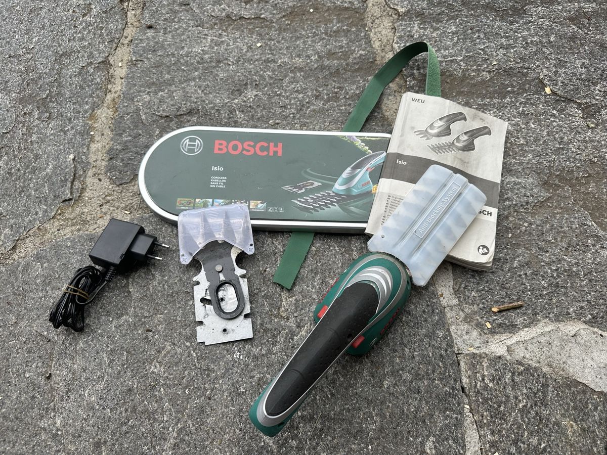 Bosch Rasenmäher: Bosch Isio Akku Gras- Strauchschere – Gebraucht aus Rothrist von  2