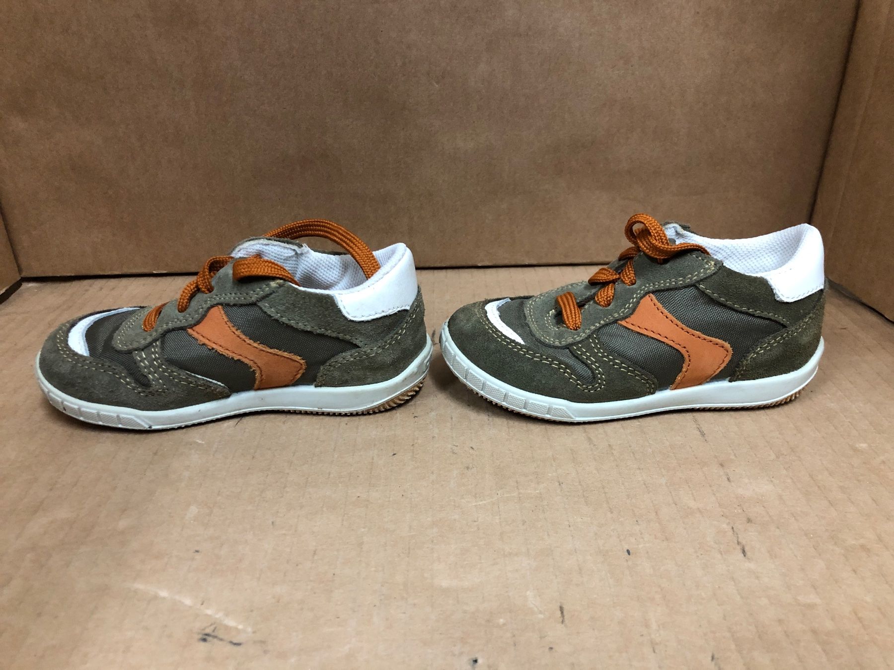 Scarpe da uomo: Turnschuhe dunkelgrün Grösse 23 – Usato da Eschlikon TG venduto da RamonaSt 2