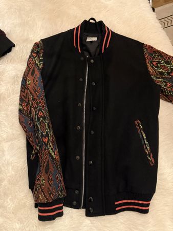 Moderne Jacken zu verkaufen – für alle, die Mode lieben.