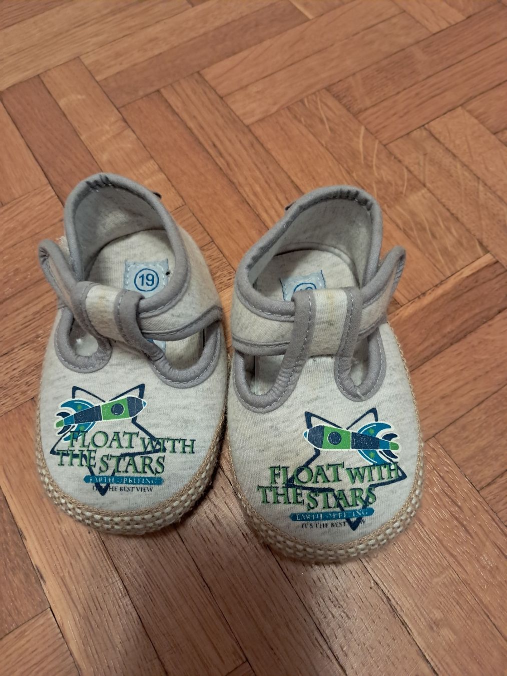 Scarpe per ragazzi: Chaussons bébé gris et blanc pointure 19 – Usato da Ferpicloz venduto da Clicli014