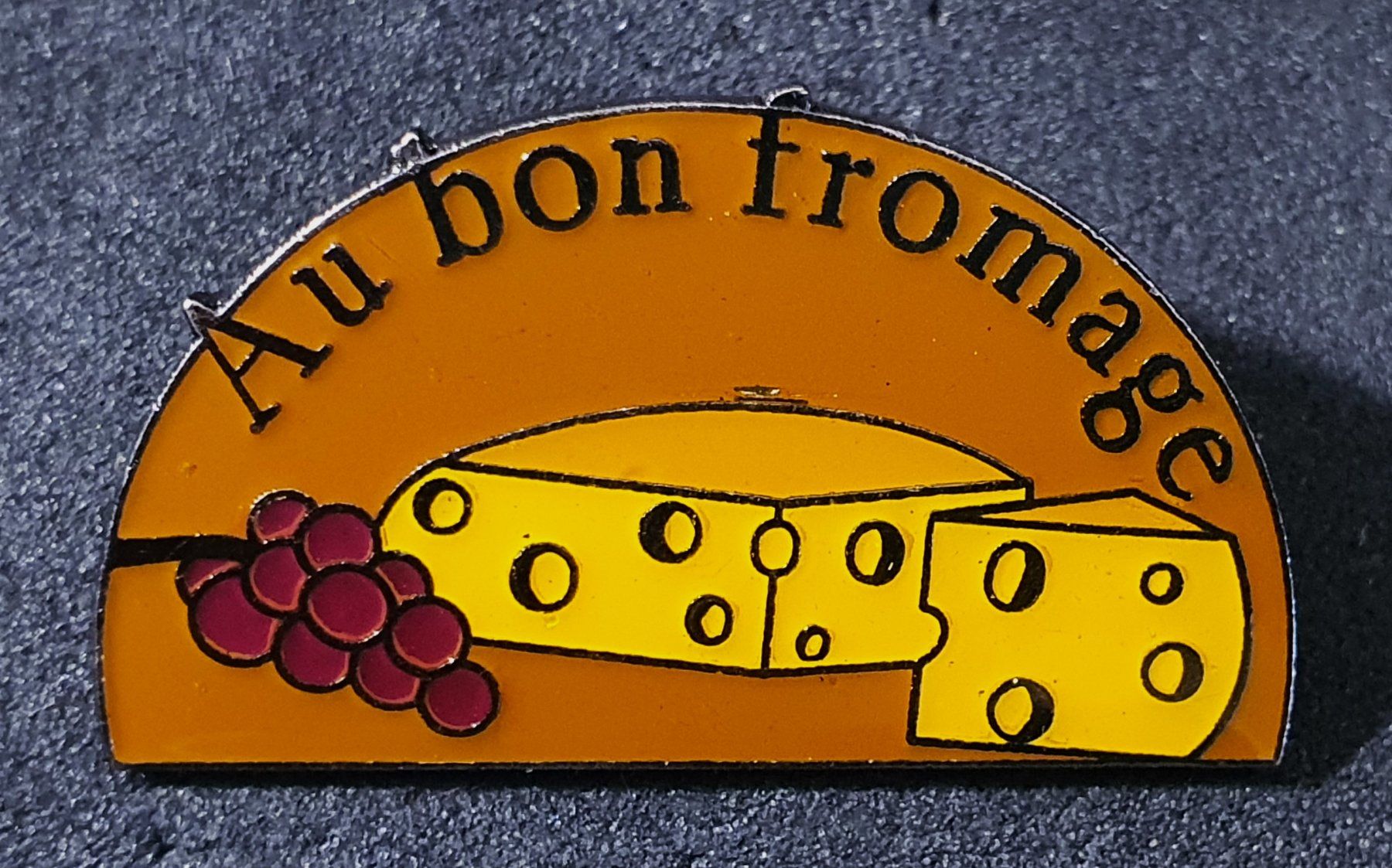 Placchette & Badge: CC939 - Pin Au bon fromage Trauben & Käse – Usato da Reinach BL venduto da Boston-Verkauf