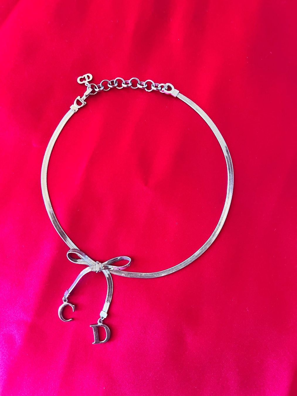 Dior Catenine: Collier Dior, couleur argentée – Usato da Lausanne venduto da Naorobi