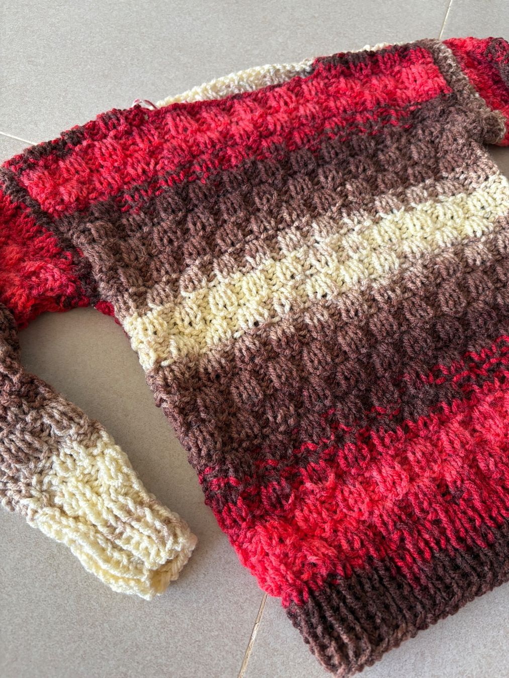 Pulls et sweat-shirts: Gestrickter Pullover Mehrfarbig Grösse ca. 98 Handmade – Neuf avec emballage d'origine à Basel par Tierschutz-Flohmi 1