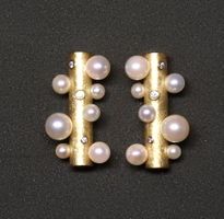 Auffällige Ohrstecker GG750 mit Perlen und Brillanten