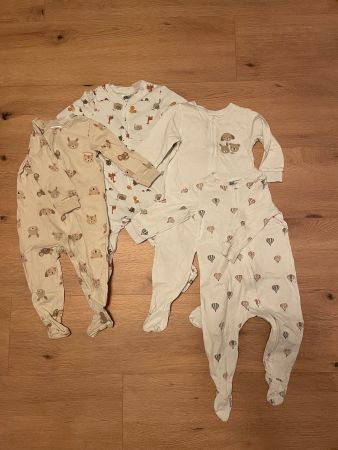 4 Neue H&M Baby Schlafanzüge/Strampler Grösse 80 (9-12M)