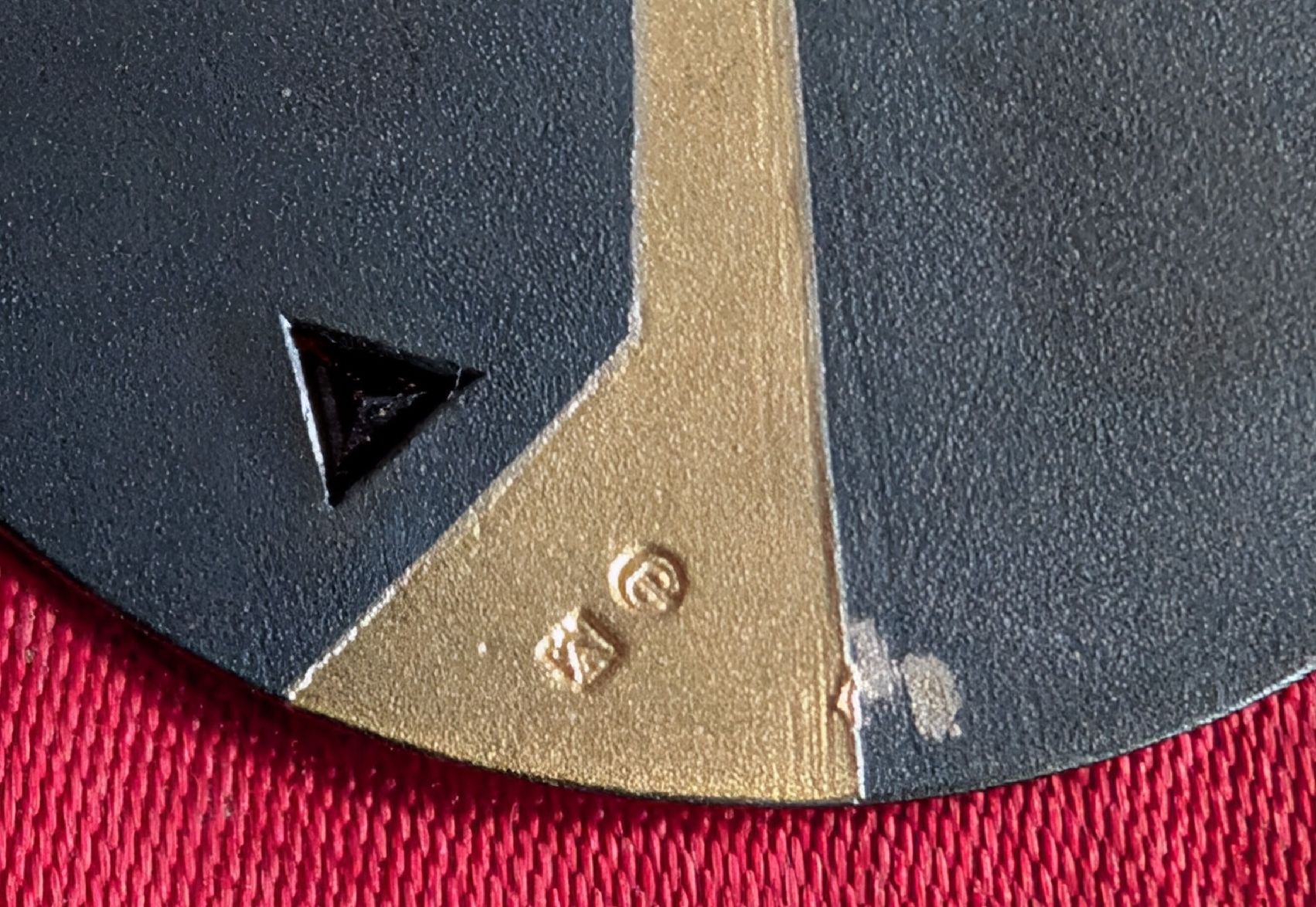 Spille & Fermagli: Sterling Brosche, Schwarz/Gold  mit orange-rotem Stein – Usato da Münsingen venduto da Rehtre 2