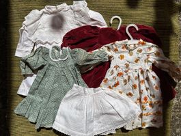 hübsche vintage Puppenkleider, inkl. Schuhe und Häubchen