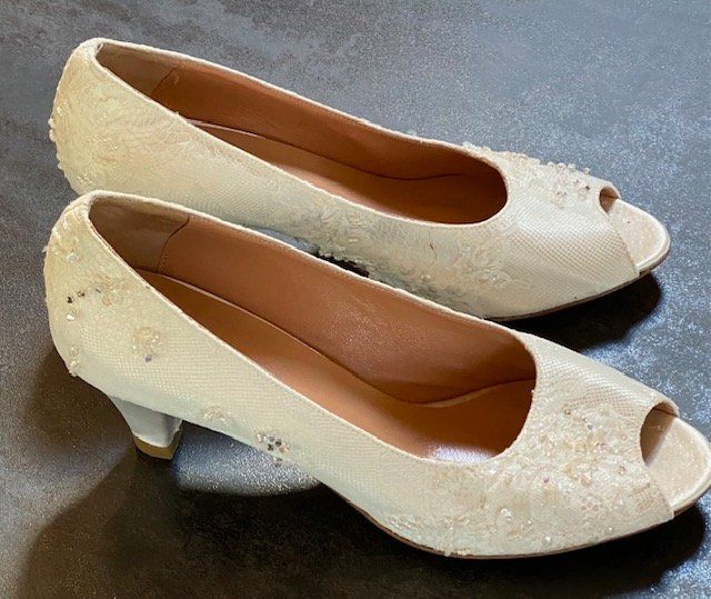 Kleider: Brautkleid mit passenden Schuhen – Neu (gemäss Beschreibung) aus  von  6