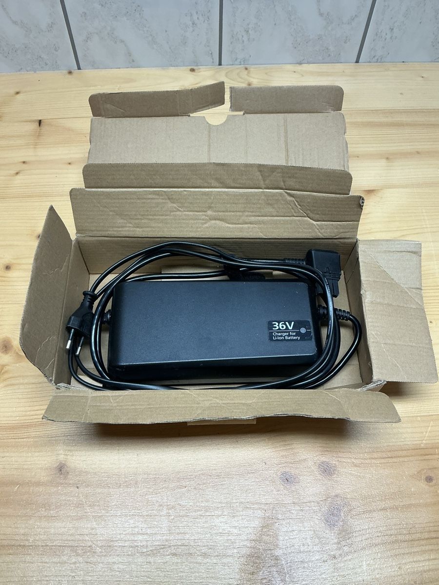 Flyer Caricabatterie: Fleyer Ladegerät 36 Volt  – Usato da Oberbuchsiten venduto da Tesin3