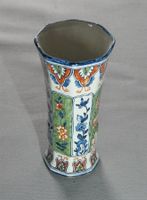 Künstlervase mit floralem Muster
