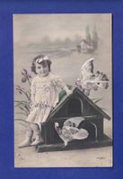 ENFANT - Petite fille et ses pigeons