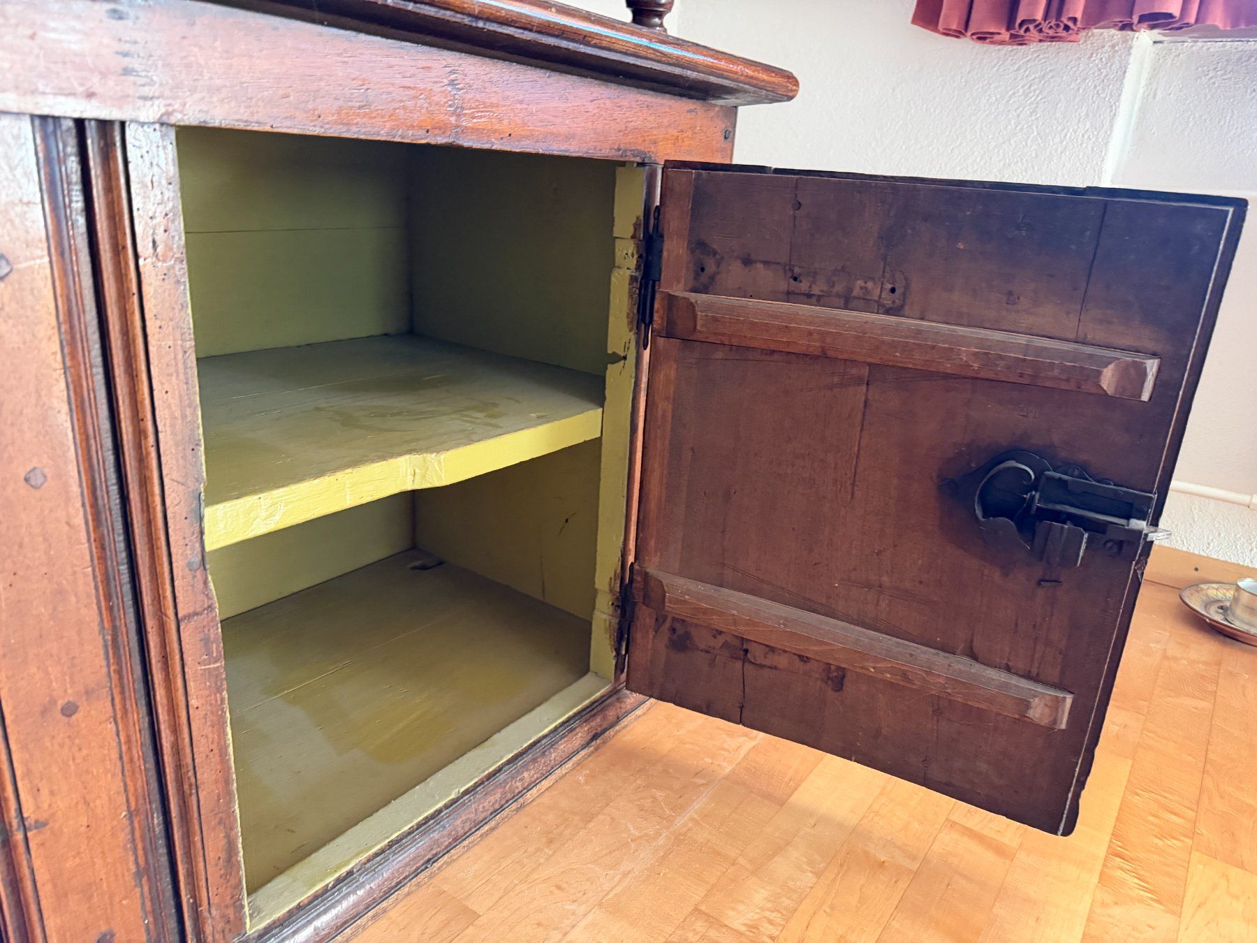 Büffets: Antikes Nussbaum-Buffet – Gebraucht aus Jenaz von Sandrobordoli 6