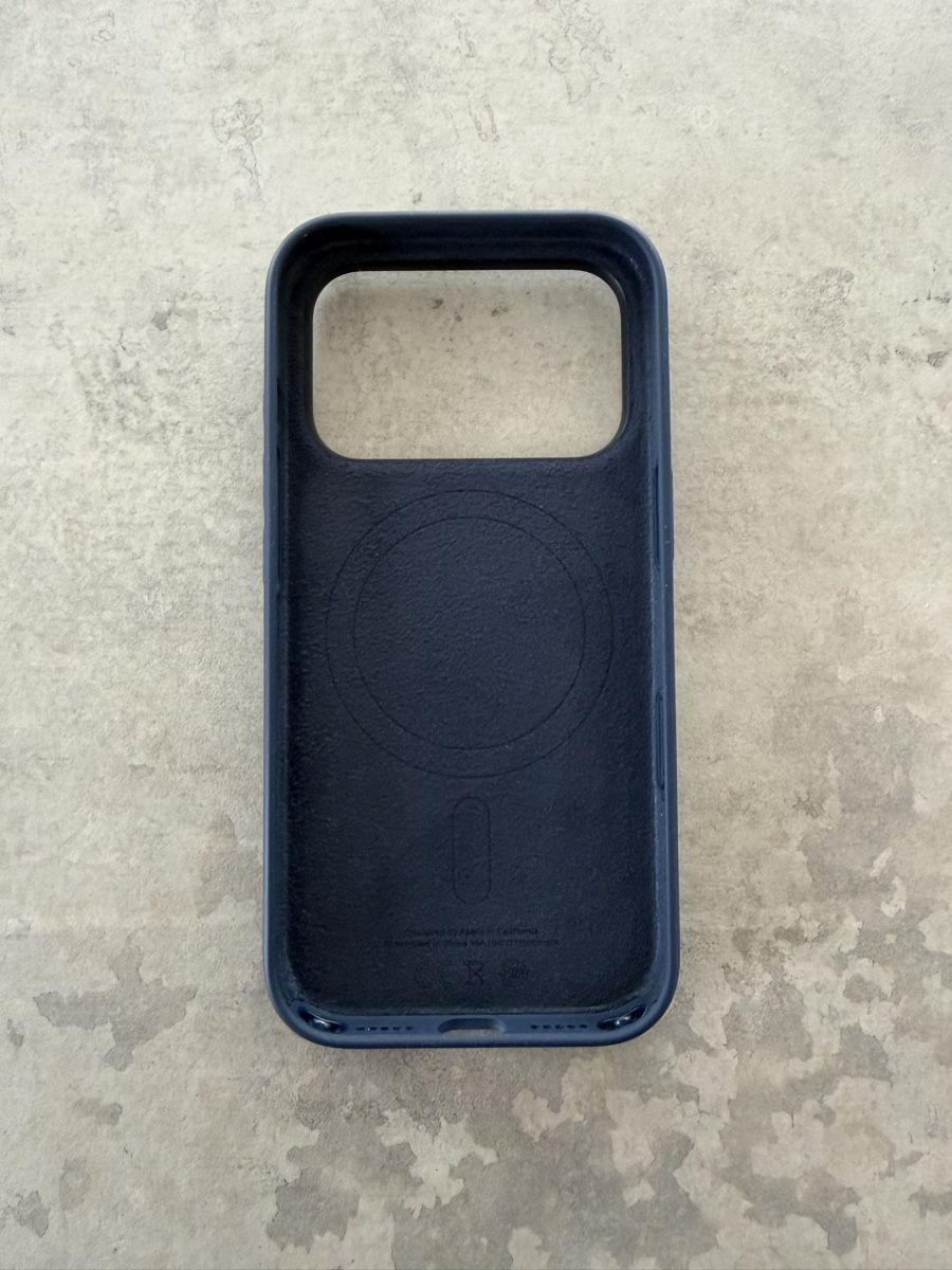 Apple Covers & Schutzfolien: Apple iPhone 17 Pro Silikonhülle in dunkelblau – Neu (gemäss Beschreibung) aus Winkel von betterade 2