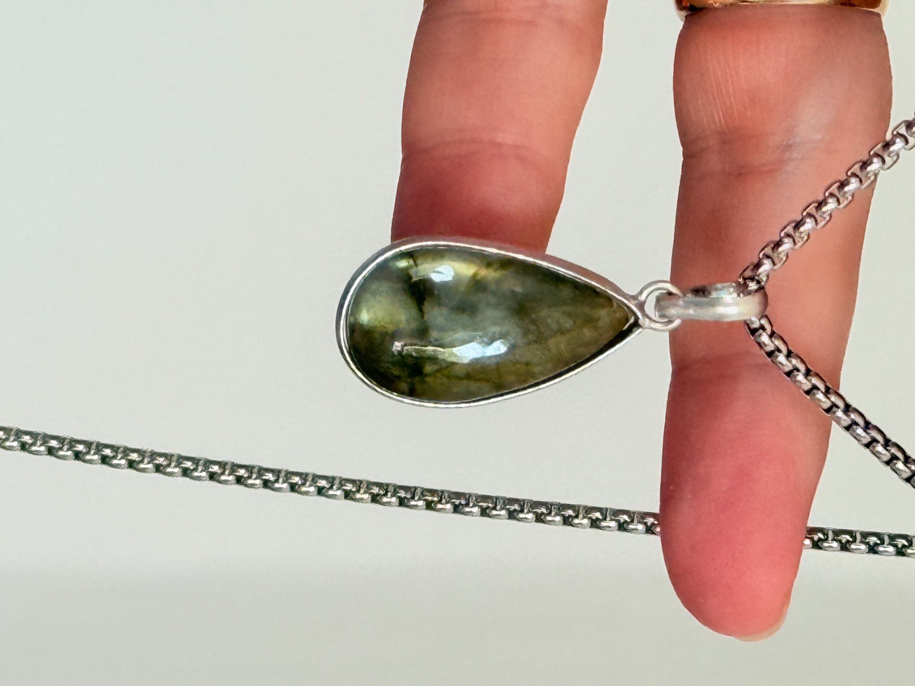 Ketten: Labradorite necklace – Neu und originalverpackt aus Genève von AGBERG 2
