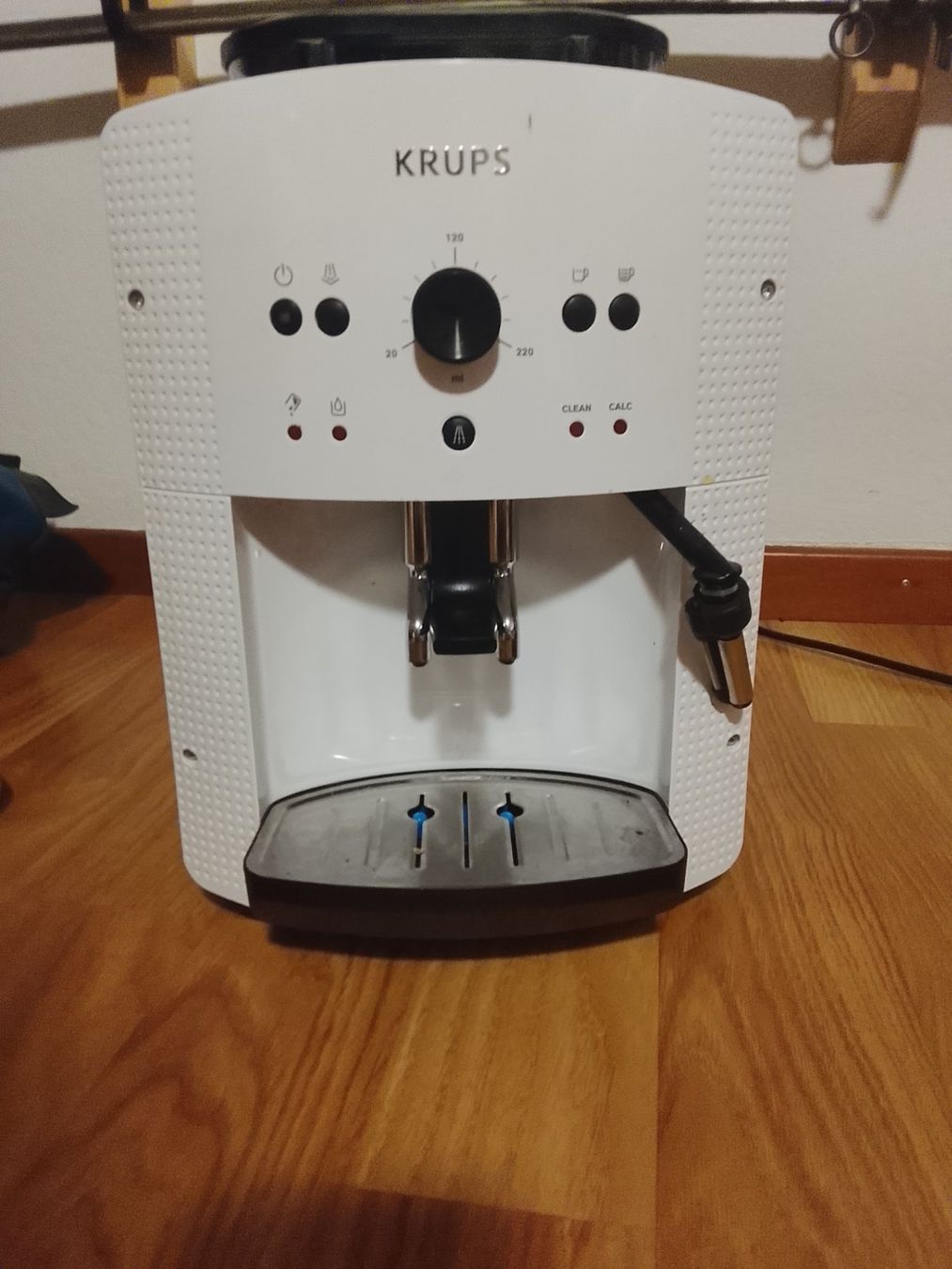 Krups Macchine per caffè & Macchine per espresso: Krups Kaffeevollautomat weiss – Usato da Unterkulm venduto da rebeccus 2