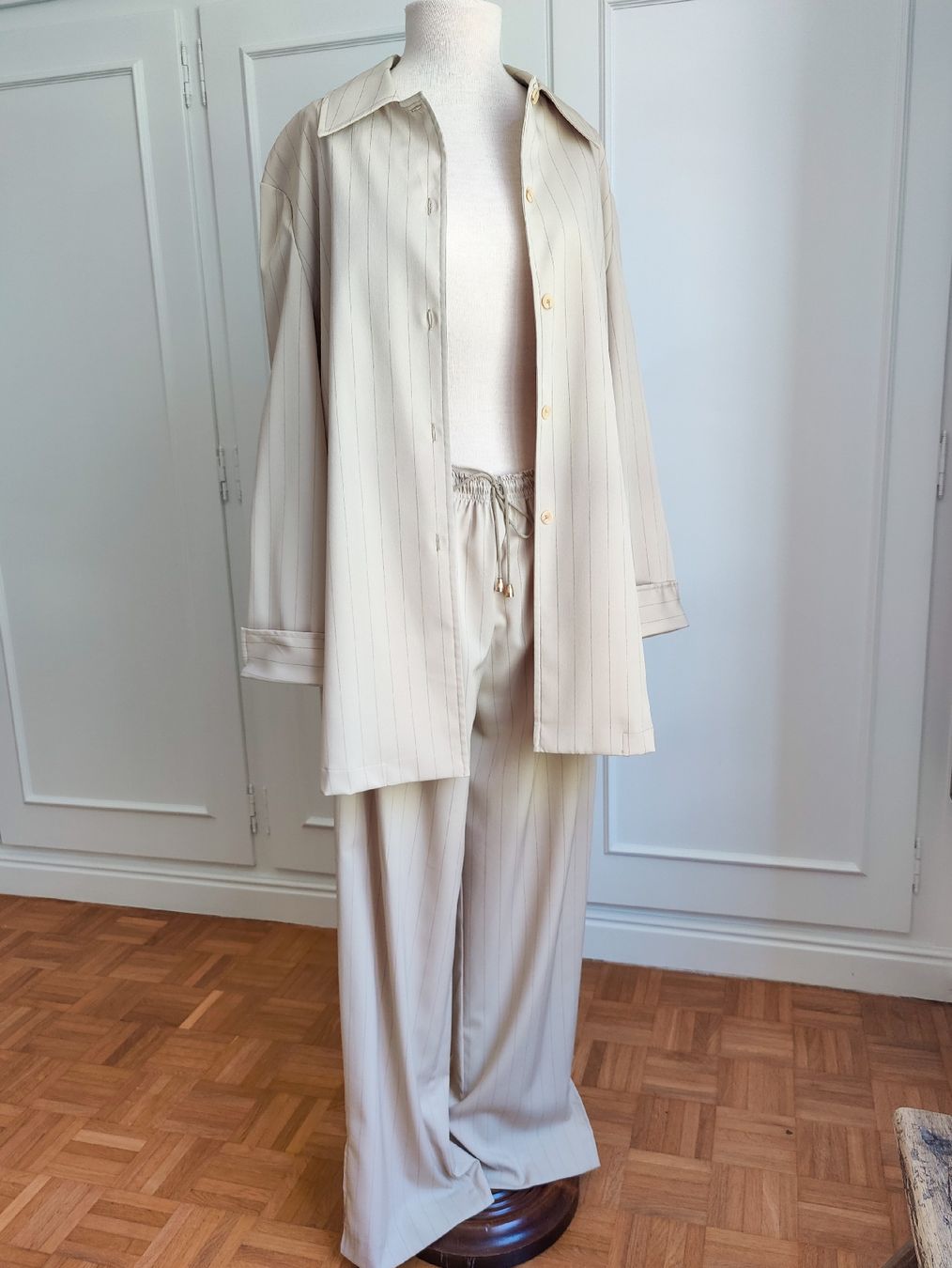 Anzüge & Kostüme: Beige Pinstripe Two-Piece Set Oversized Pantsuit – Neu (gemäss Beschreibung) aus La Tour-de-Peilz von dAutrefois 1
