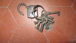 Altes Vorhängeschloss mit Originalschlüssel