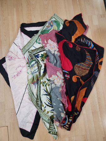 Lot de 4 foulards en soie motifs variés 