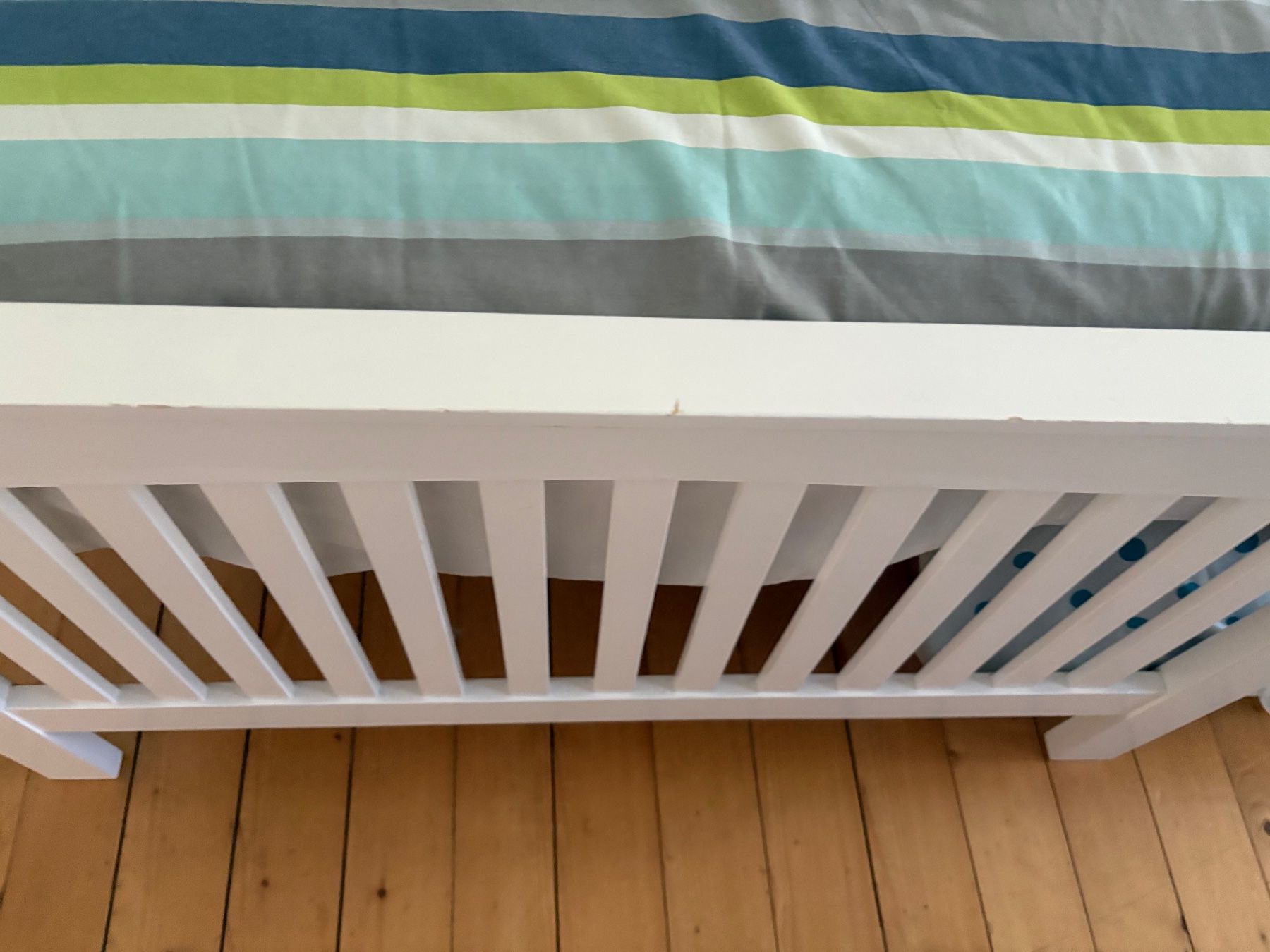 Letti: White Wooden Guest Bed with Pull-Out Frame, used – Usato da Basel venduto da sop_8my6 5