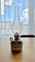Ancienne lampe à pétrole en étain 95% avec verre cheminée