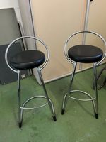 Tabourets de bar design chromé et cuir noir, lot de 2