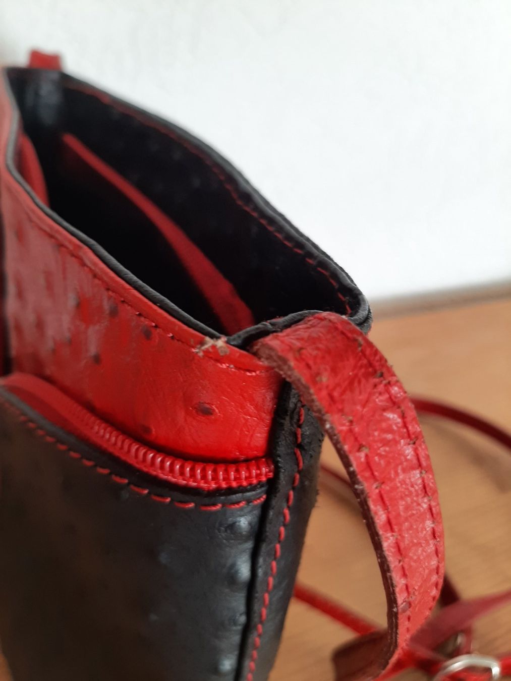 Borse da donna: Umhängetasche schwarz/rot – Usato da St. Gallen venduto da mimikrya 5