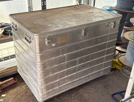 Grosse Aluminium-Transportkiste auf Rollen  gepolstert