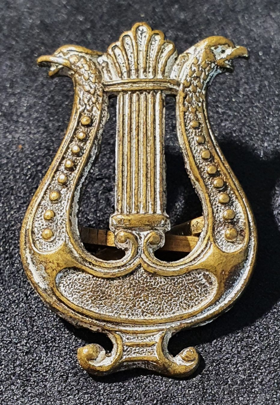 Placchette & Badge: CC857 - Abzeichen Leier Harfe mit Vogelköpfen – Usato da Reinach BL venduto da Boston-Verkauf