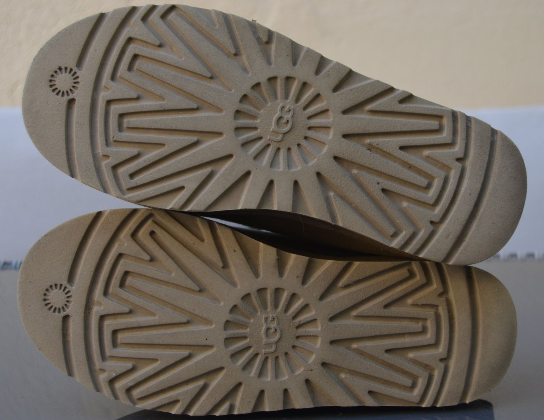 Ugg Damenschuhe: UGG Tazz Schuhe /  chaussures .Sabot  .39 – Gebraucht aus Collonges von arashee 7