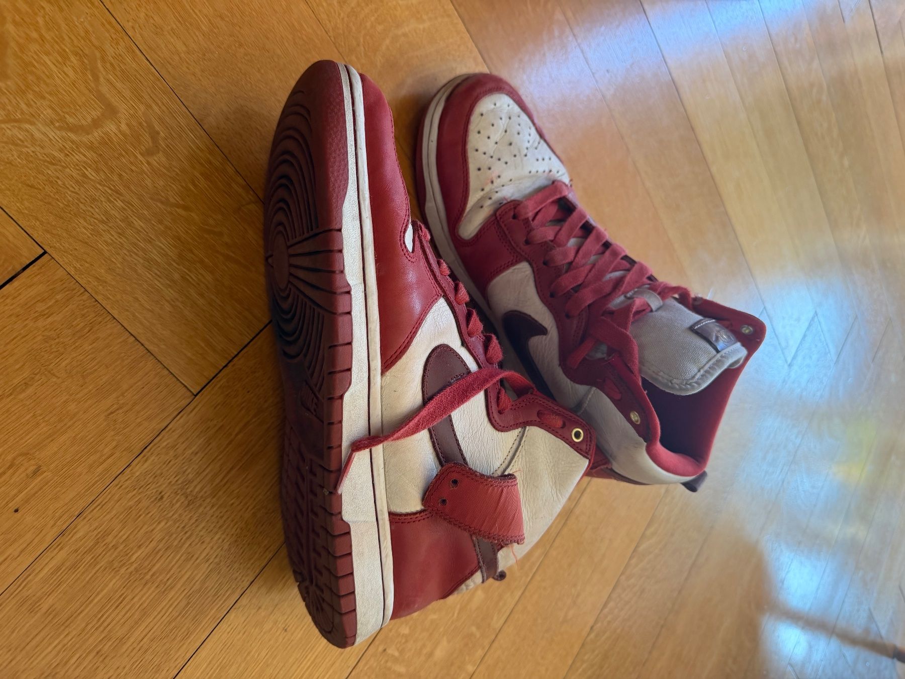 Nike Chaussures hommes: Nike SB high – Red and white – D'occasion à Lausanne par estevanbourquard 1