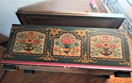 Schöne Antike Truhe Kiste mit Handmalerei mit Blumenmuster