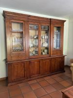 Eleganter Vitrinenschrank aus massivem Nussbaumholz