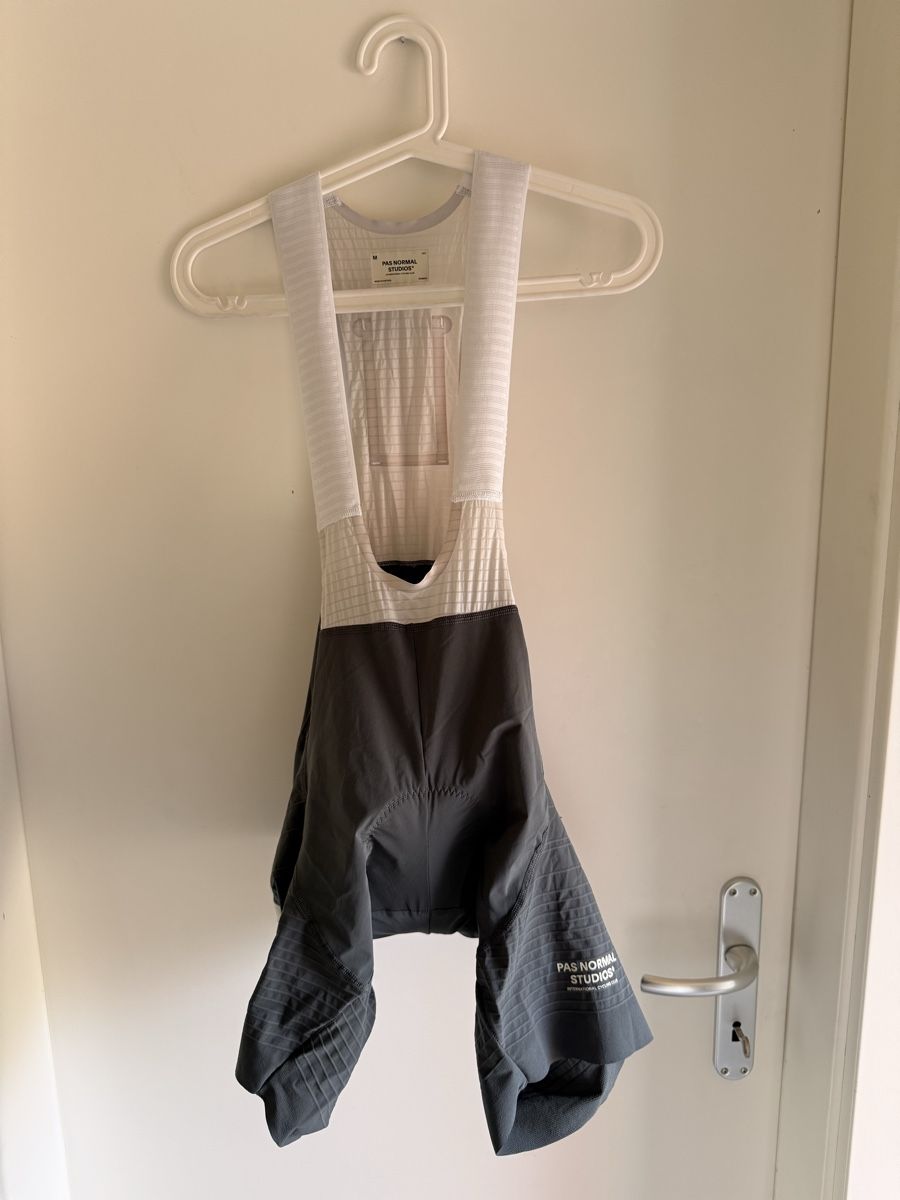 Pas Normal Studios Pantaloni: Cuissard à bretelles cyclisme Pas Normal Studios  – Usato da Sugiez venduto da Mlle_Bakets