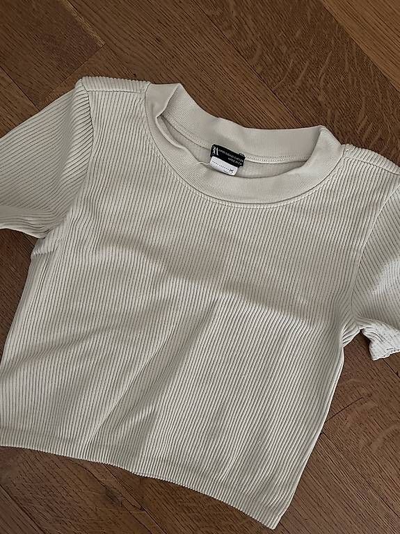 Zara T-shirt: T-Shirt – Usato da Basel venduto da lia_brr2