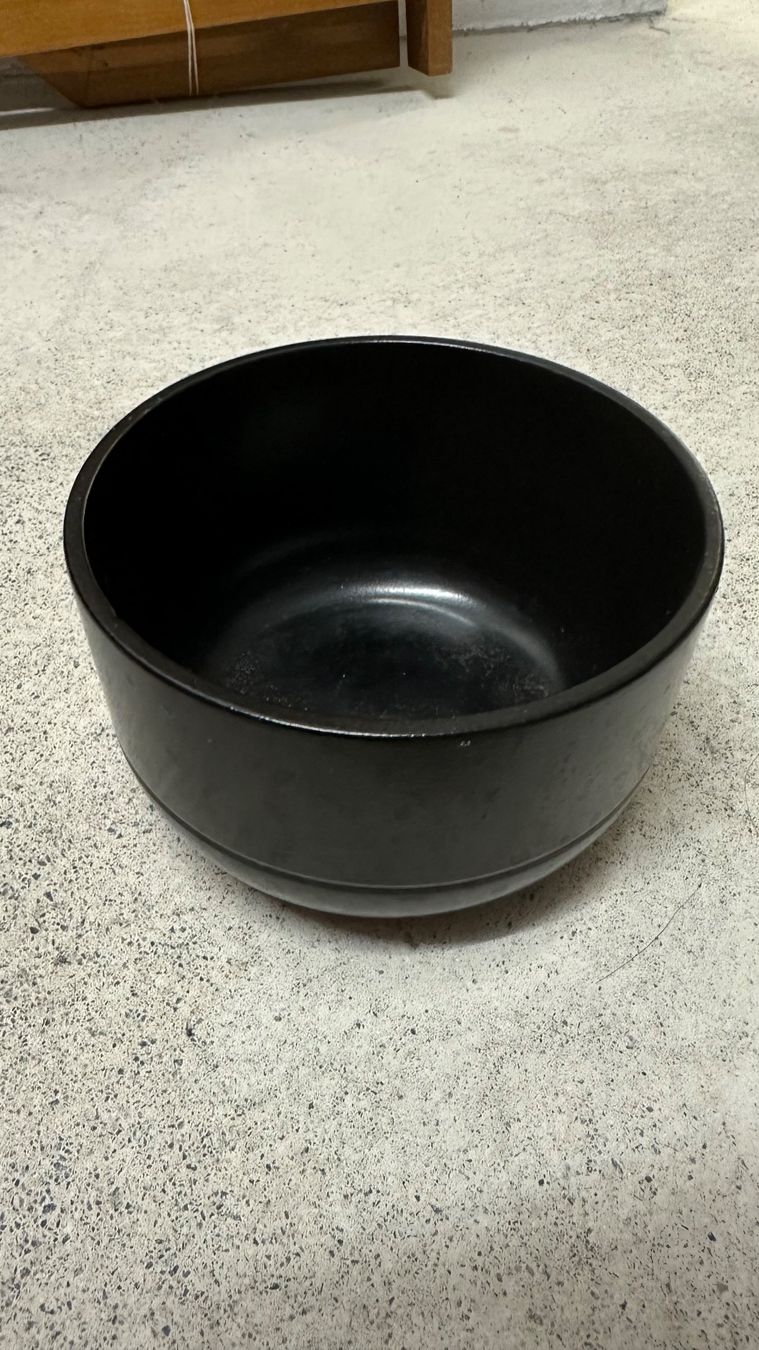 Pots de fleurs: Schwarzer Topf mit 14cm Durchmesser – D'occasion à Schönenwerd par rom_5wfy
