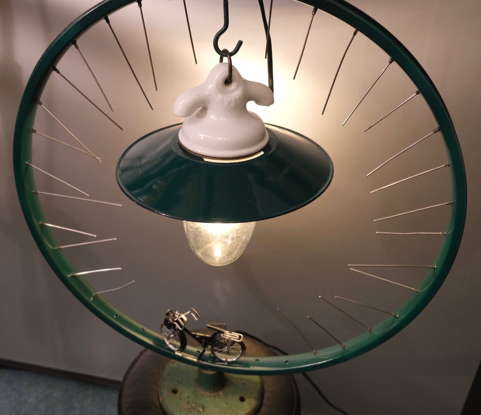Lampade: Felgen-Leuchte Eigenkreation – Usato da Biel/Bienne venduto da Rothar