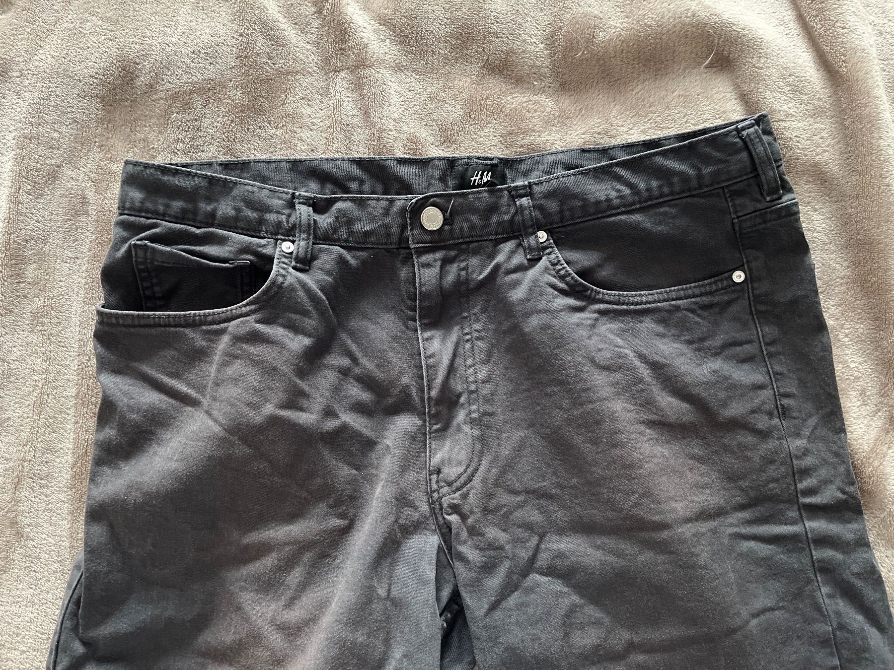 H&M Pantaloni: Short gris H&M – Usato da Le Locle venduto da Mayd_h 2