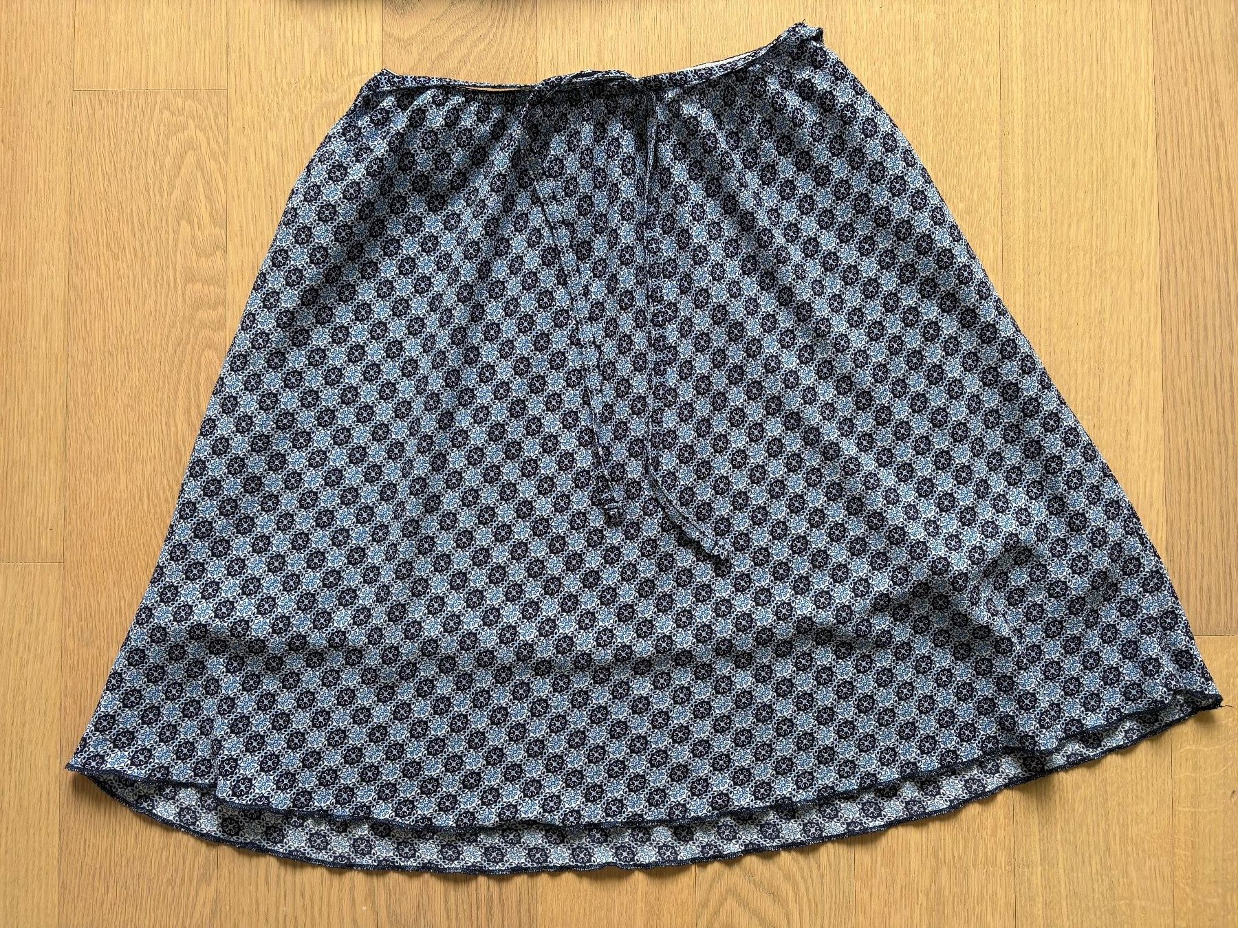 Lotti di vestiti: 3 Oberteile und 1 Jupe Gr. M – Usato da Gossau SG venduto da Black-Queen 6