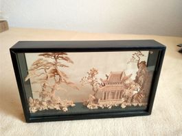 Dekorative Asiatische Miniatur-Szene im Glasrahmen!