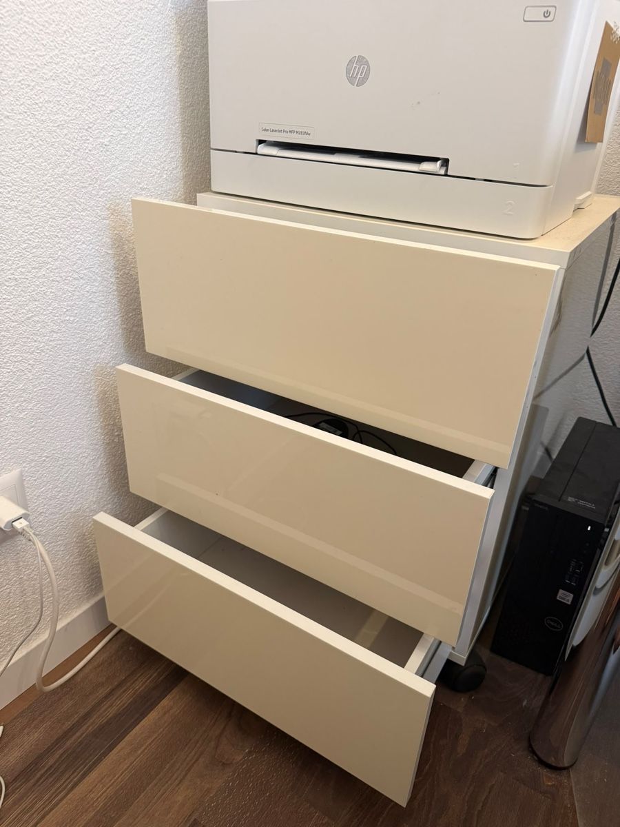 Pfister Korpus: Bürokorpus weiss 3 Schubladen  – Gebraucht aus Rossrüti von Andosi