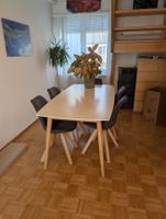 Esszimmertisch in weiss mit Holzbeinen
