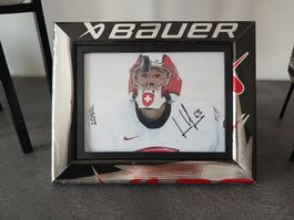 Cornice fatta con bastoni hockey, firma di Leonardo Genoni