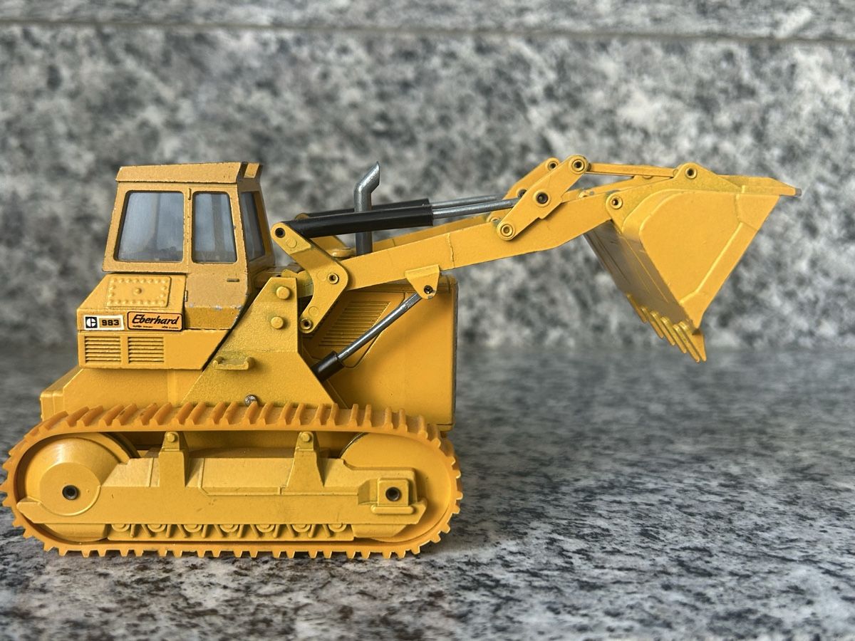 Caterpillar Kit di modellismo & Modellini statici: Caterpillar 983, 1:50 , NZG – Usato da Horw venduto da Tigercat635 2