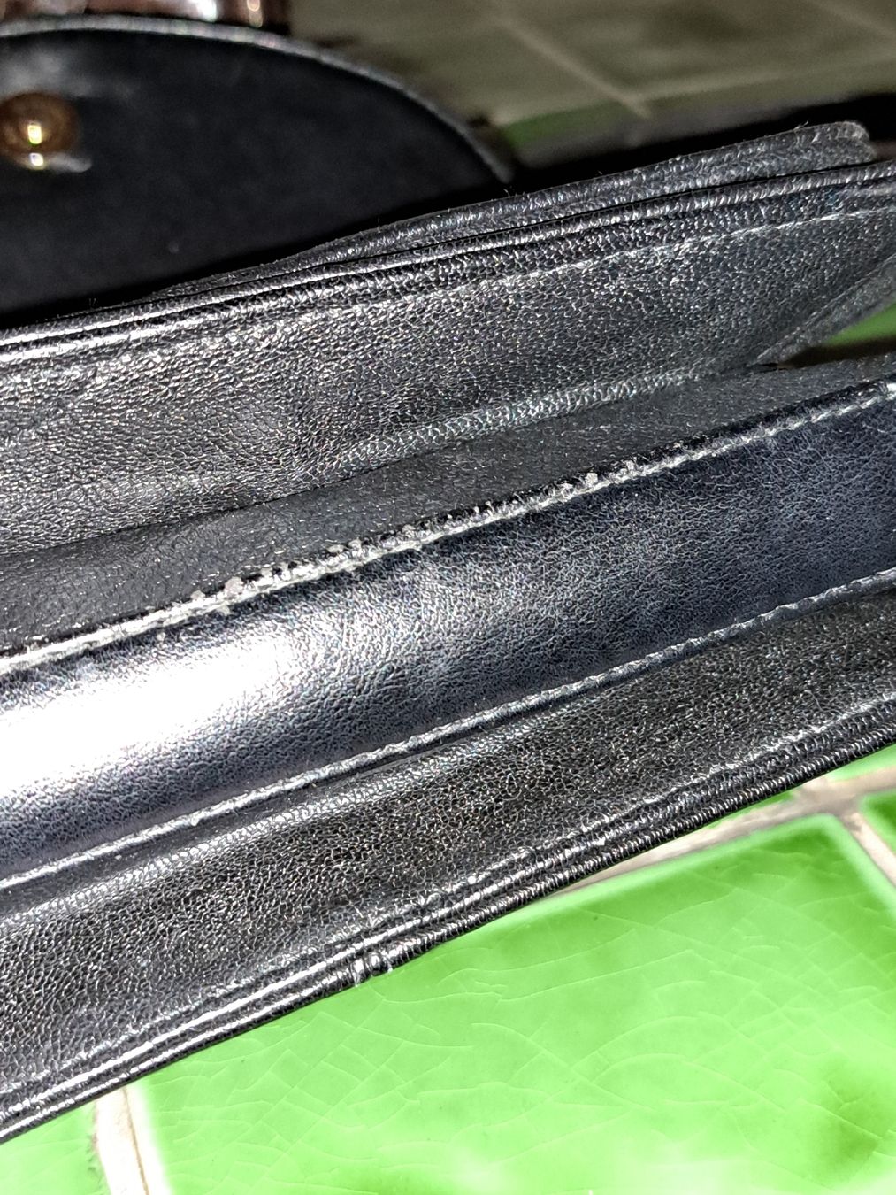 Borse da donna: Schwarze Vintage Handtasche aus Leder, klein, zeitlos! – Usato da Kölliken venduto da Upcycling-by-Mc-TAM 4