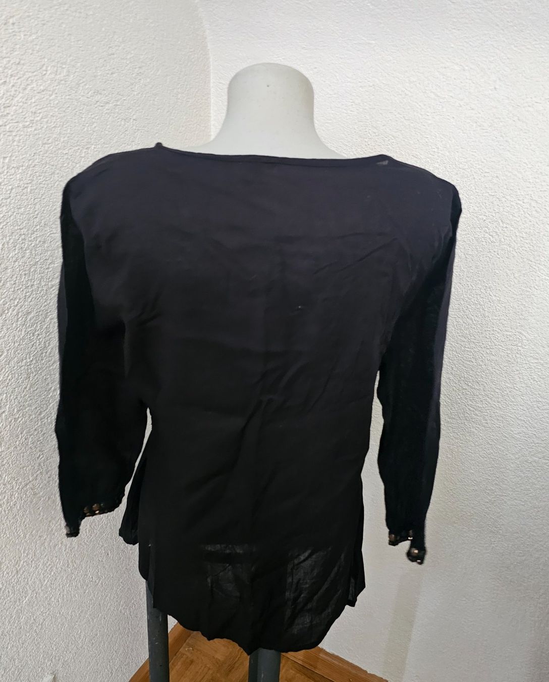 Camicette: Schwarze Bluse mit schönem Dekobesatz. Gr. 38/M – Usato da Füllinsdorf venduto da Sunnebliemli7 2