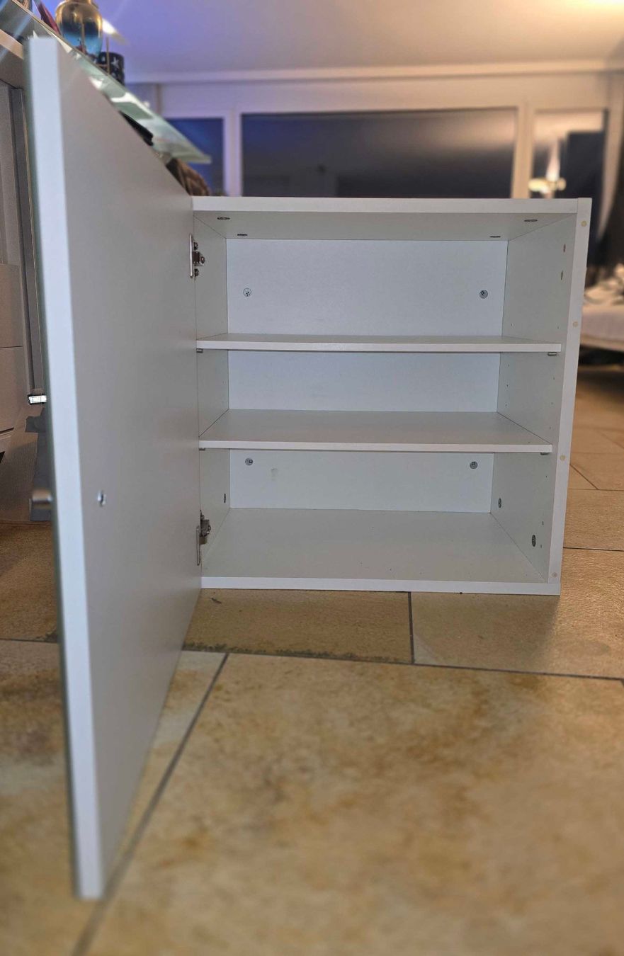 Guardaroba: Garderobenkästli Front mit Glas 2 Tablare – Usato da Stallikon venduto da Oceanblue1 1