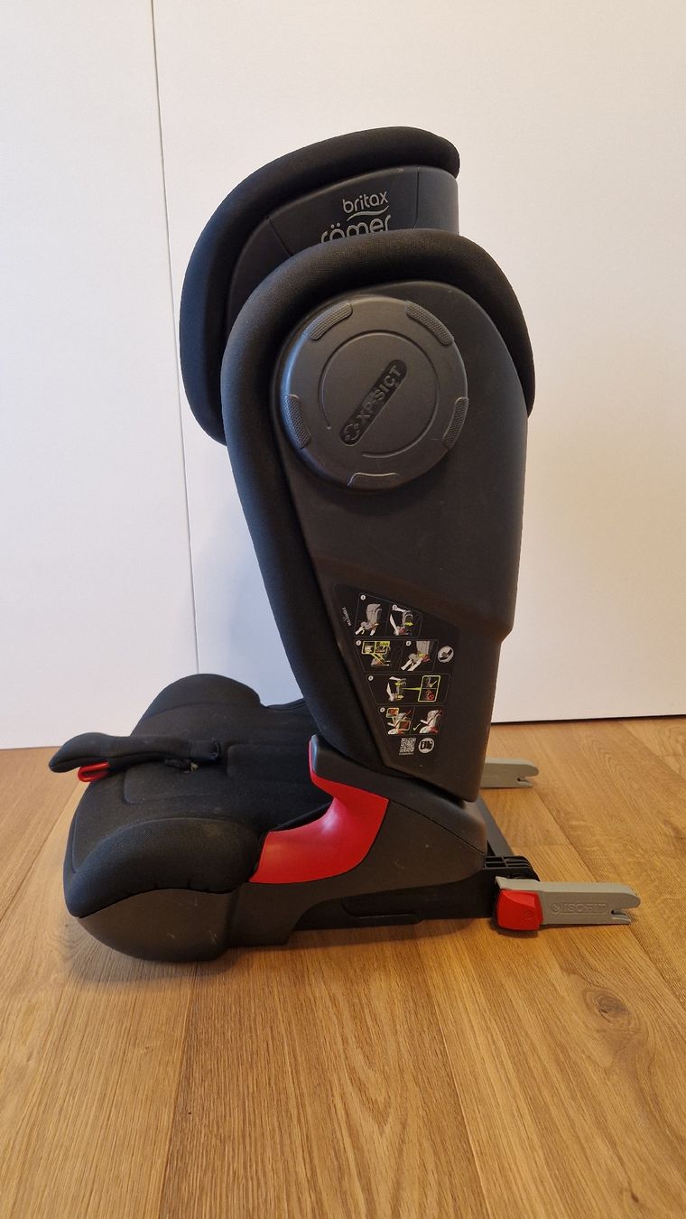 Britax Römer Seggiolini per auto: Britax Römer Kindersitz KidFix2 S Cosmos Schwarz – Usato da Richterswil venduto da mst1112 2