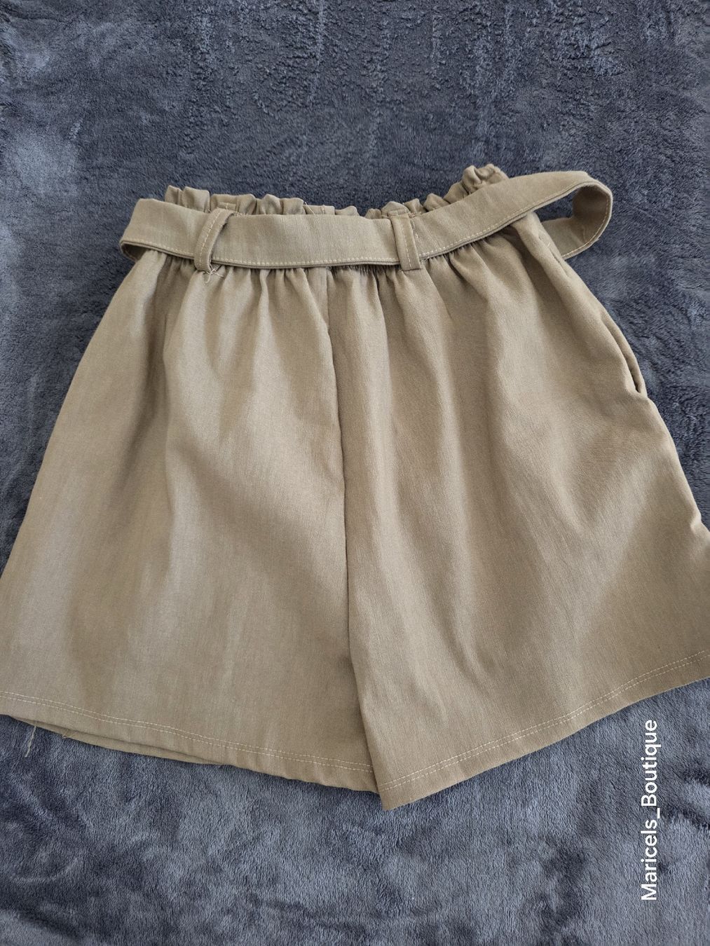 Pantaloni: Hohe Taille Buckle Short mit zwei Seitentaschen – Usato da Winterthur venduto da Maricels_Boutique 2